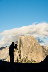 Der Fotograf hat sich vor dem Half Dome niedergelassen, - AURF02527