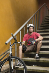 Ein Mann mit seinem Fahrrad an der ITESO-Universität in Guadalajara, Jalisco, Mexiko. - AURF02537