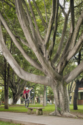 Ein Mann fährt auf seinem Fahrrad an der ITESO-Universität in Guadalajara, Jalisco, Mexiko. - AURF02538