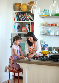 Mutter kocht mit Kindern - AURF02543