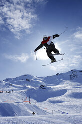 Skisprung in den französischen Alpen, Val Thorens - AURF02564