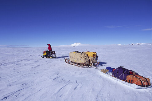 Shaun Norman fährt mit dem Schneemobil über das Polarplateau unweit des Südpols in der Antarktis, während einer Expedition zur Sammlung von Meteo - AURF02569