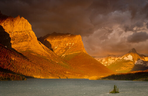 Stürmischer Sonnenaufgang über dem Saint Mary Lake, Glacier National Park, Montana - AURF02578