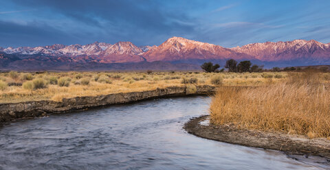 Sonnenaufgang am Mount Tom und Basin Mountain - AURF02593