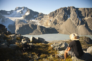 Ein Wanderer macht beim Wandern in der Nähe des Wedgemount Lake im Garibaldi Provincial Park eine Pause. - AURF02640