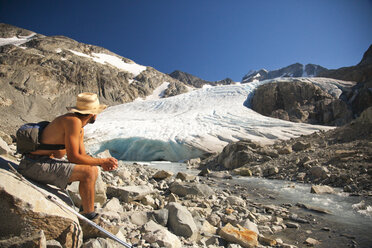 Ein Wanderer schaut hinauf zum Wedge Glacier, der in der Mittagssonne schmilzt. - AURF02643