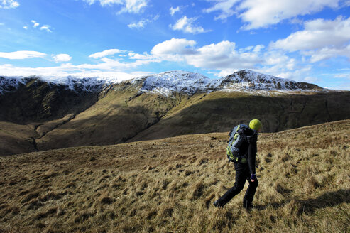 Eine Wanderin im Loch Lomond & The Trossachs National Park, Schottland, UK. - AURF02649