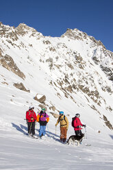 Eine Gruppe von vier Skitourengehern und einem Hund im Beehive Basin in der Nähe von Big Sky, Montana. - AURF02656