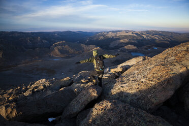 Ein Wanderer genießt die Aussicht vom Gipfel des Little El Capitan in der Popo Agie Wilderness, Wind River Range, Wyoming. - AURF02672