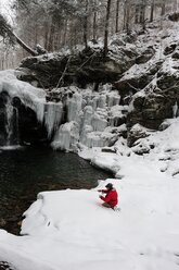 Ein Mann beim Fliegenfischen an einem verschneiten, kalten Wintertag. - AURF02682