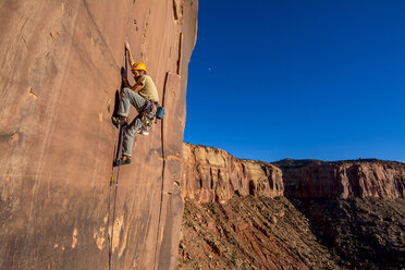 Ein Mann beim Klettern in Indian Creek, Monticello, Utah. - AURF02695