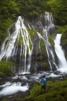 Ein Mann geht zu den Panther Creek Falls in Carson, Washington. - AURF02698