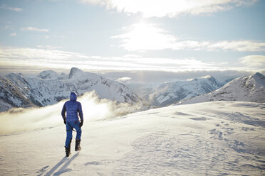 Ein Mann erkundet eine Winterlandschaft in British Columbia, Kanada. - AURF02699