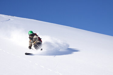 Ein männlicher Skifahrer fährt im Big Sky Resort in Big Sky, Montana, unverspurten Schnee. - AURF02712