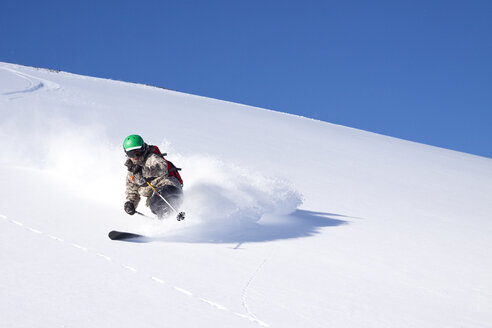 Ein männlicher Skifahrer fährt im Big Sky Resort in Big Sky, Montana, unverspurten Schnee. - AURF02712