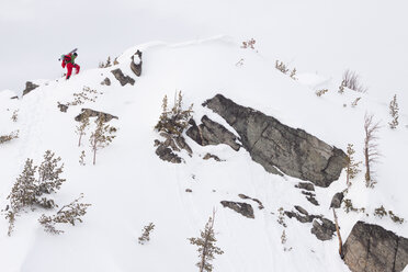 Ein männlicher Skitourengeher packt seine Skischuhe, um im Beehive Basin in der Nähe von Big Sky, Montana, Ski zu fahren. - AURF02714