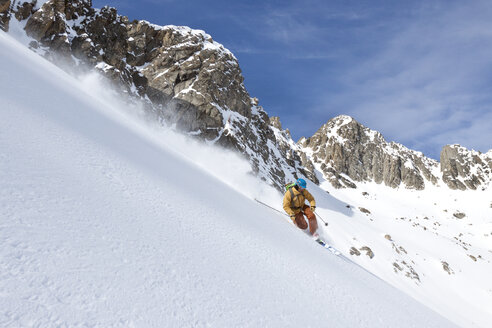 Ein männlicher Backcountry-Skifahrer macht eine Kurve im Pulverschnee im Beehive Basin bei Big Sky, Montana. - AURF02721