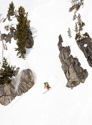 Ein männlicher Backcountry-Skifahrer macht eine Kurve im Pulverschnee im Beehive Basin bei Big Sky, Montana. - AURF02722