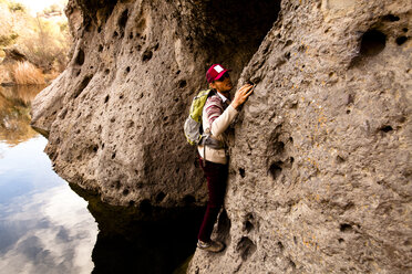 Ein männlicher Kletterer arbeitet sich durch die Rock-Pool-Querung im Malibu Canyon State Park in Malibu, Kalifornien. - AURF02735