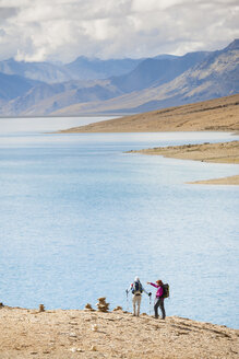 Zwei Wanderer blicken auf den Moriri-See, Ladakh, Indien. - AURF02746