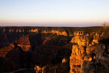 Der Sonnenaufgang scheint auf die Klippen in der Nähe von Point Imperial am North Rim des Grand Canyon im Grand Canyon National Park, Arizona. - AURF02750