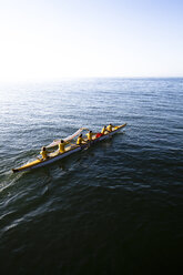 Das Santa Barbara Outrigger Team der Frauen trainiert am 28. April 2012 vor der Küste von Santa Barbara, Kalifornien. - AURF02781