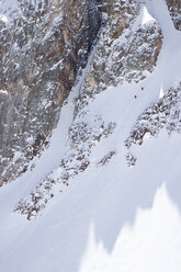 Zwei Skitourengeher in den Sawtooth Mountains bei Stanley, Idaho. - AURF02797