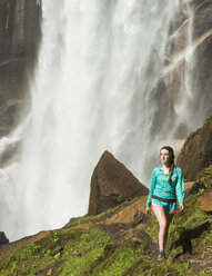 Frau beim Wandern in der Nähe der Vernal Falls - AURF02819