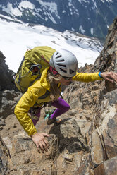 Bergsteigerin beim Klettern am Felsen im North Cascades National Park. - AURF02827