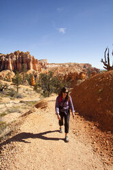 Junge Frau beim Wandern im Bryce Canyon National Park. - AURF02865