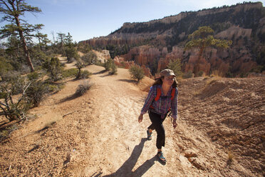 Junge Frau beim Wandern im Bryce Canyon National Park. - AURF02867