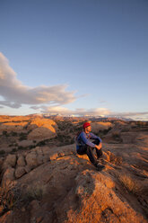 Junger Mann beim Wandern auf Slickrock in der Nähe von Moab, Utah. - AURF02869