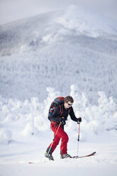 Ein Backcountry-Skifahrer fährt auf den Schneefeldern am Burnt Mountain, Maine, Ski. - AURF02890