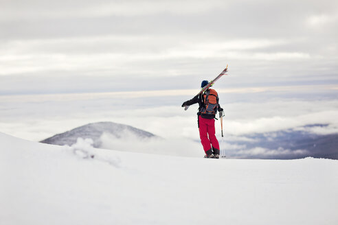 Ein Skitourengeher genießt die Aussicht vom Burnt Mountain in Maine. - AURF02891