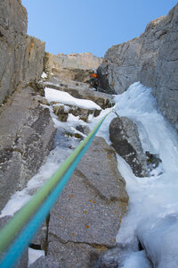 Ein Kletterer führt im Frühherbst eine schwierige Eiskletterei durch. - AURF02899