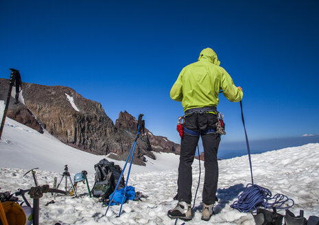 Ein Bergsteiger organisiert sich im Camp Muir bei der Besteigung des Mount Rainier im Mount Rainier National Park, Washington, USA. - AURF02905