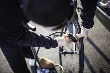 Ein Radfahrer bereitet sein Fahrrad für die Fahrt vor. - AURF02914