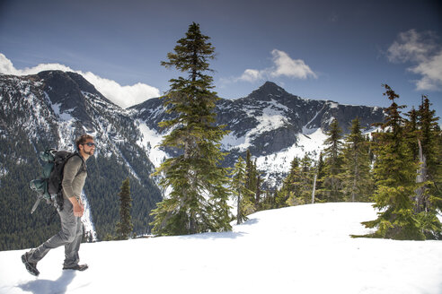 Ein Rucksacktourist wandert über Schnee zum Needle Peak. - AURF02915