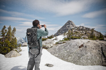 Ein Rucksacktourist macht ein Foto vom Needle Peak - AURF02918