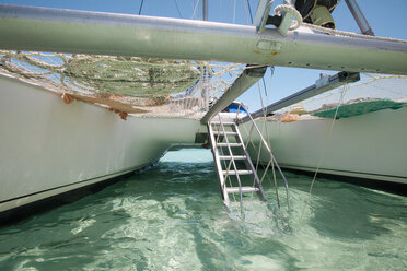 Eine herabfallende Aluminiumtreppe führt auf das Deck eines Katamaranboots. - AURF02922