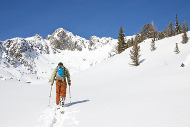 Ein Tourengeher fährt im Beehive Basin bei Big Sky, Montana, Ski. - AURF02925