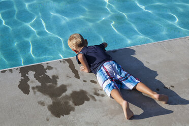 Ein Junge lehnt sich über den Rand eines Swimmingpools in Grandview, Washington. - AURF02933