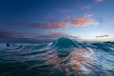 Eine Meereswelle im frühen Morgenlicht auf der Ostseite von Oahu - AURF02941