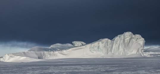 Ein Eisberg im Rossmeer, Antarktis. - AURF03000