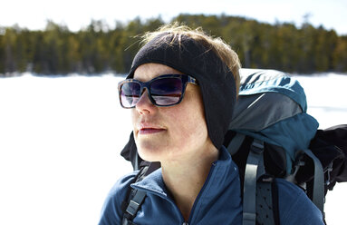 Eine junge Frau schaut im Baxter State Park nach Westen - AURF03004