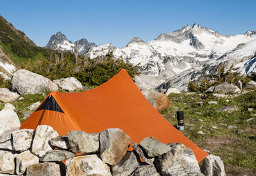 Zeltplatz am White Rock Lake mit Blick auf den Gunsight Peak, Ptarmigan Traverse - AURF03042