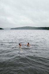 Pärchen beim Wassertreten und Reden im Kezar Lake - AURF03056