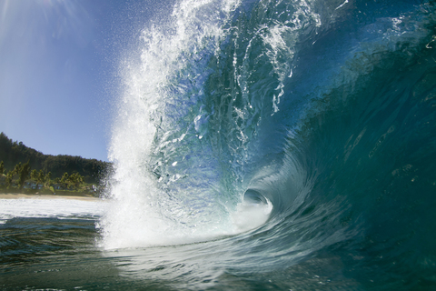 Nahaufnahme einer sich brechenden Welle an der Nordküste von Oahu, lizenzfreies Stockfoto