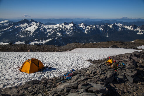Bergsteiger ruhen sich in ihren Zelten aus, während sie den Mount Rainier im Mount Rainier National Park, Washington, USA, besteigen. - AURF03071