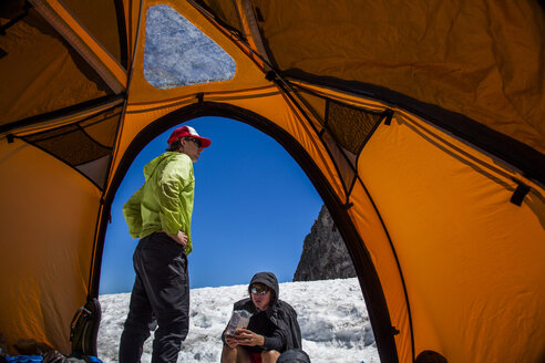 Bergsteiger ruhen sich in ihren Zelten aus, während sie den Mount Rainier im Mount Rainier National Park, Washington, USA, besteigen. - AURF03072
